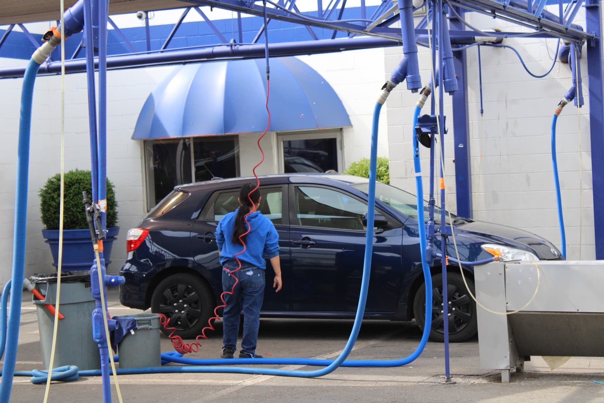 Jeff's Car Wash team member hand-drying a vehicle in Lexington, KY